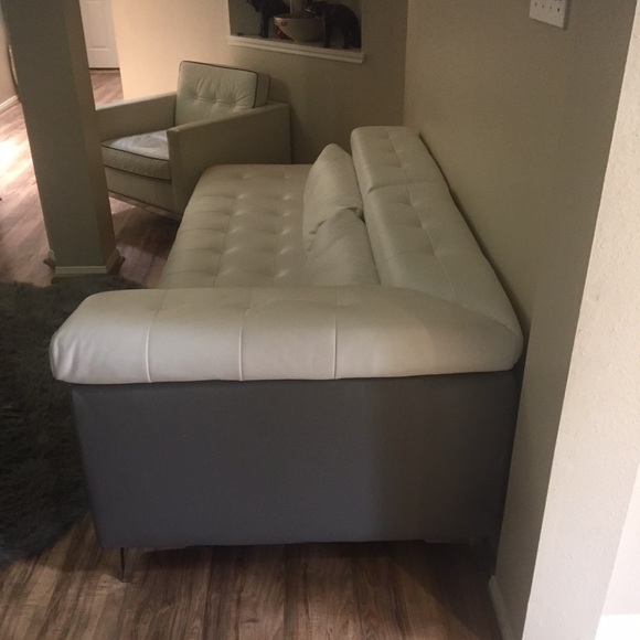 White couch - Picture 2 of 5